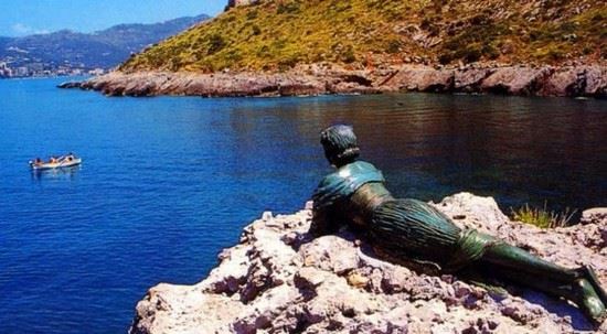 Sapri la Statua della Spigolatrice di Sapri che guarda il mare
Sapri: un giro alla scoperta della città della Spigolatrice